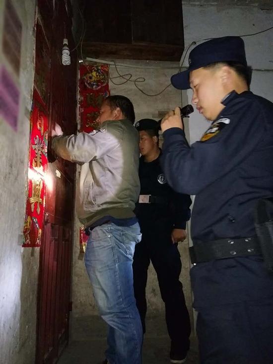 宿迁粗心妈妈误将幼女锁家中 民警全城寻开锁师傅开门